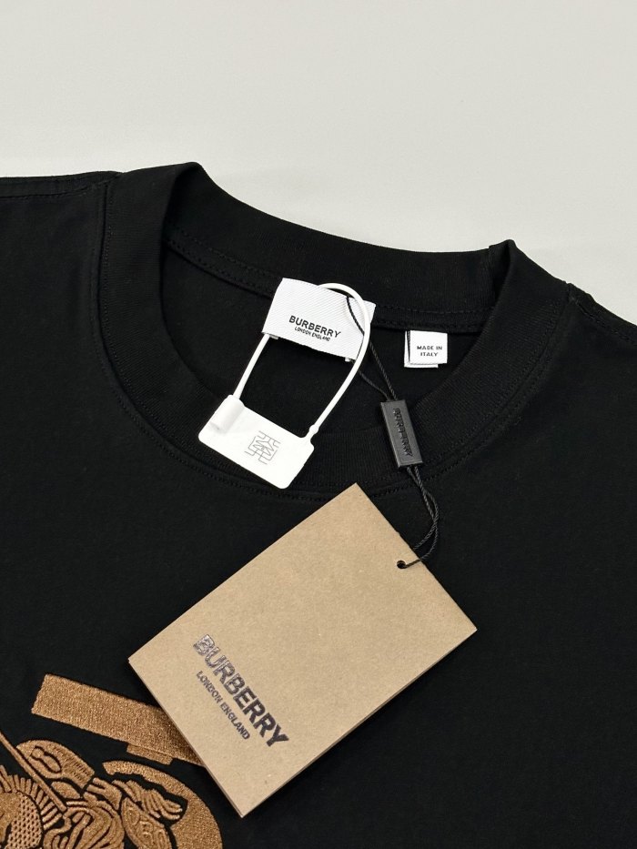 【限定】バーバリー 偽物通販 の最新トップバージョンの胸元戦馬刺繍工芸半袖Tシャツ