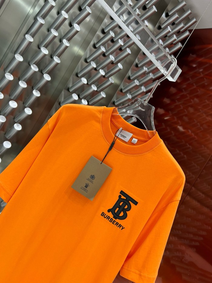 ★超人気 バーバリー 激安偽物 2024 ss最新レザーロゴ発泡丸首半袖Tシャツ
