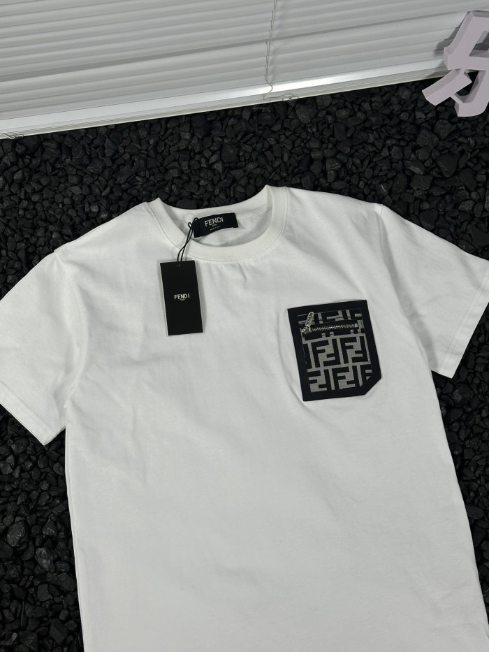 大人気 フェンディ 激安偽物 胸ポケットパッチワークアルファベットロゴラウンドネック半袖Tシャツ2色