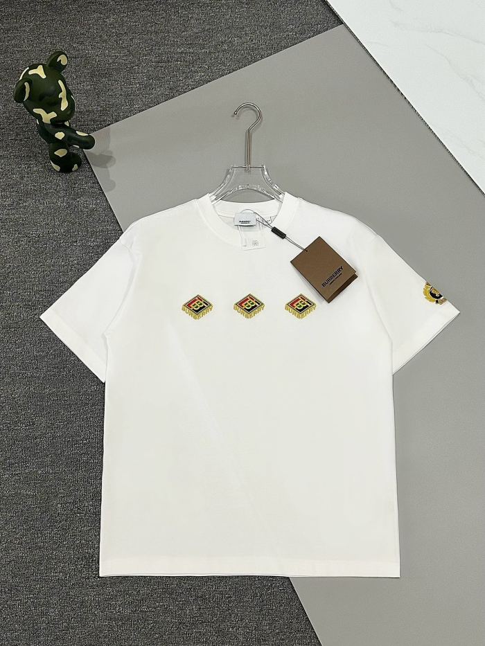日本未入荷 バーバリー 激安通販 の最新トップバージョンの胸元戦馬刺繍工芸半袖Tシャツ
