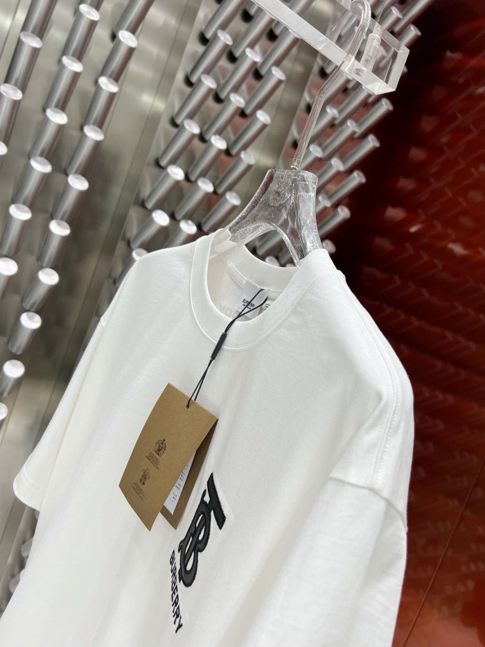 高品質 バーバリー n級品2024 ss最新レザーロゴ発泡丸首半袖Tシャツ