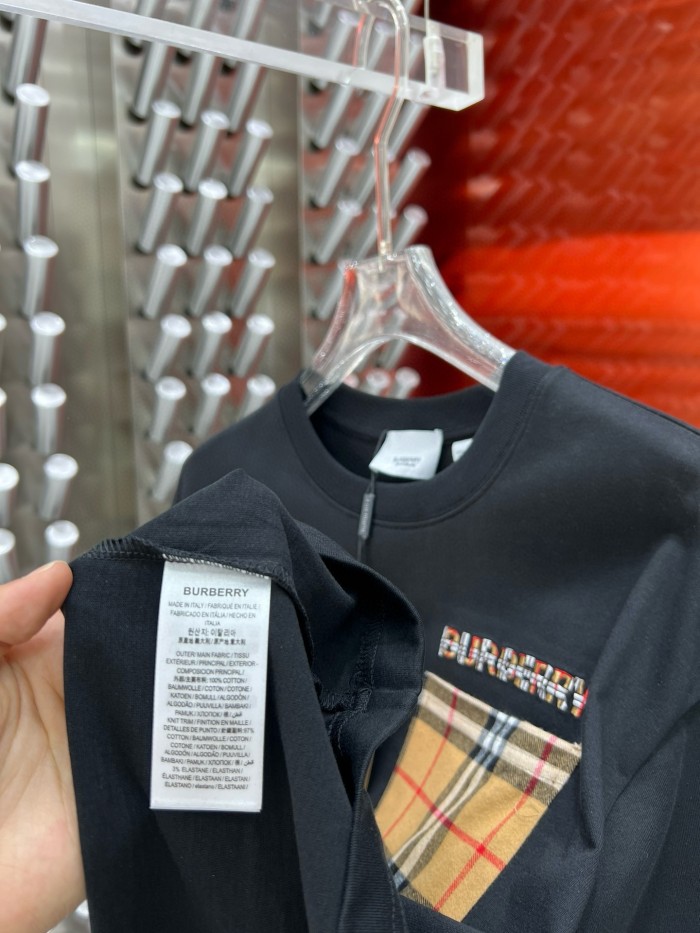 稀少 バーバリー 偽物通販 2024 ss最新レザーロゴ発泡丸首半袖Tシャツ