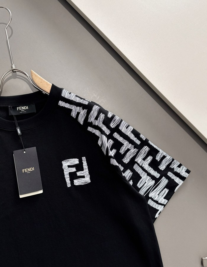 高品質 フェンディ スーパーコピー 春夏新作高バージョン刺繍ダブルF袖口半袖Tシャツ