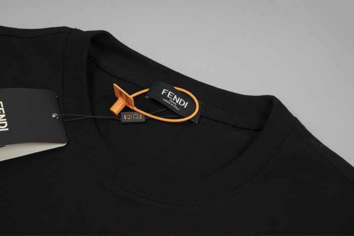 入手困難 フェンディ 激安通販 クラシックスエードチップラウンドネック半袖Tシャツ