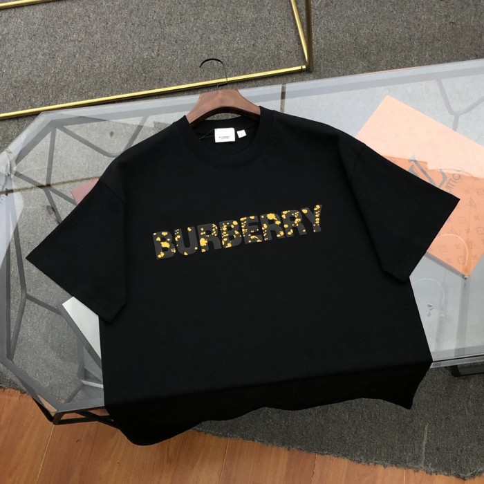 超話題! バーバリー 偽物通販 2024新作スエード発泡アルファベットロゴ半袖Tシャツ