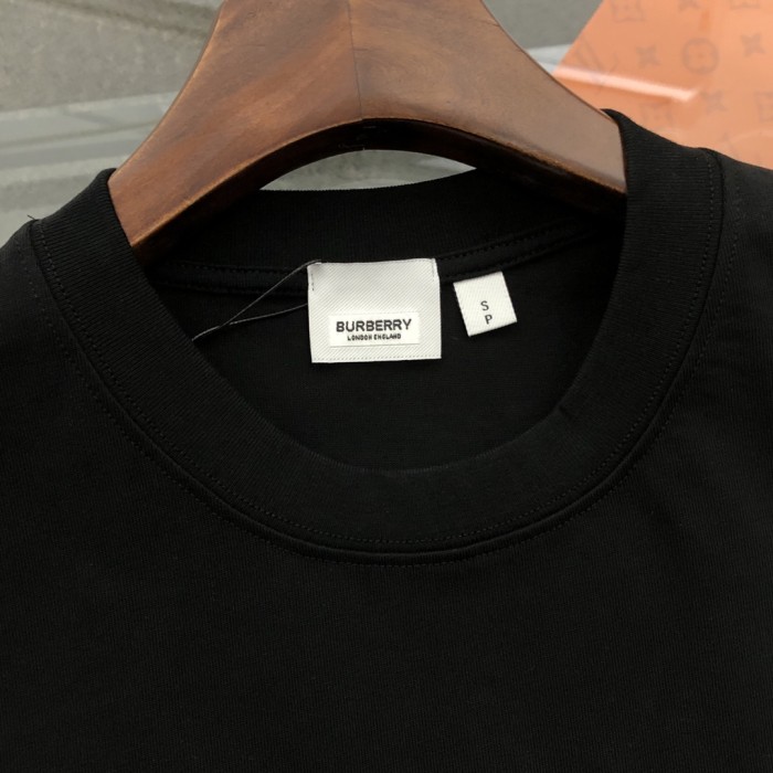 超話題! バーバリー 偽物通販 2024新作スエード発泡アルファベットロゴ半袖Tシャツ