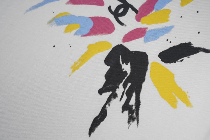 使い勝手良しシャネル スーパーコピー 2024 SSカラーインキ柄半袖Tシャツ