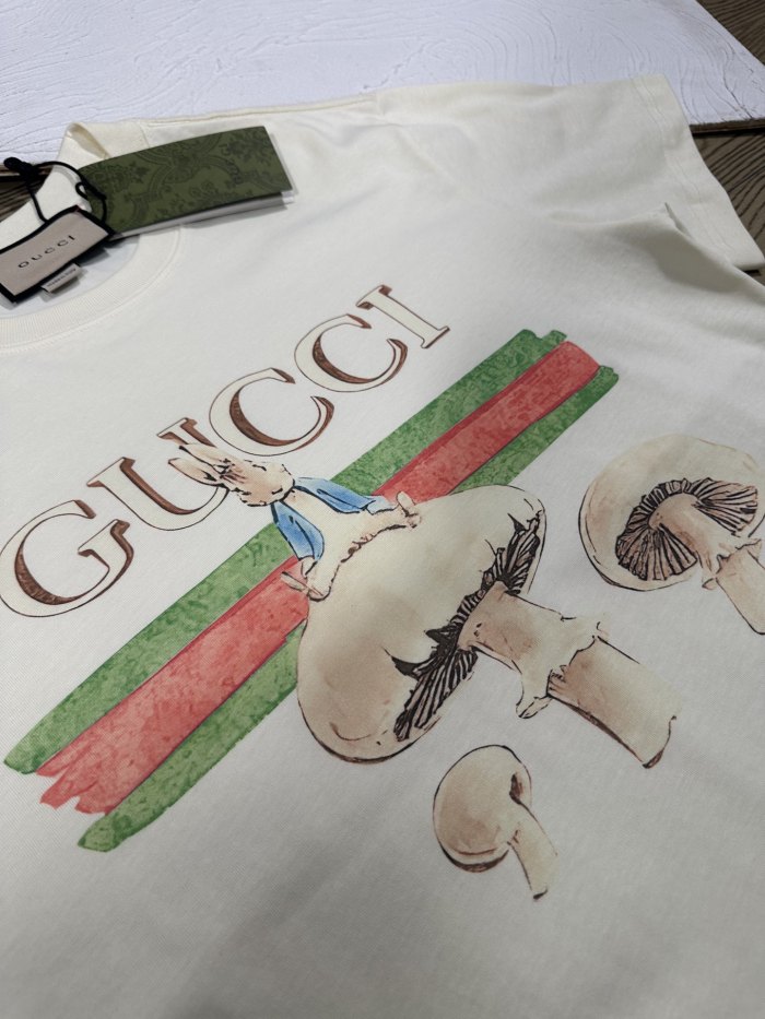 日本未入荷 グッチ スーパーコピー 夏のピーターラビット黒鉛プリントキノコ雲カップルの丸首半袖Tシャツ