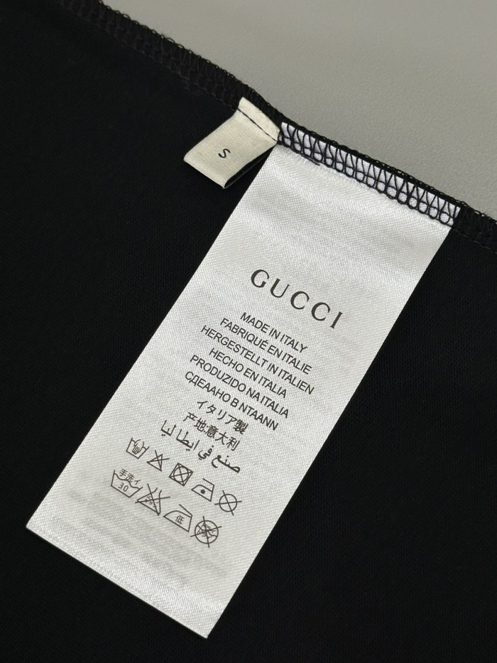 稀少 グッチ 偽物通販 の最新トップバージョンの胸の前の厚手版ゴムロゴ工芸Ｔシャツ