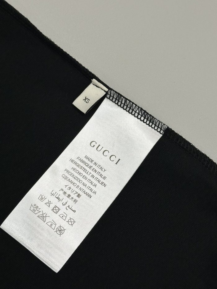 ★超人気 グッチ 激安偽物 の前面にテープル刺繍Ｔシャツ
