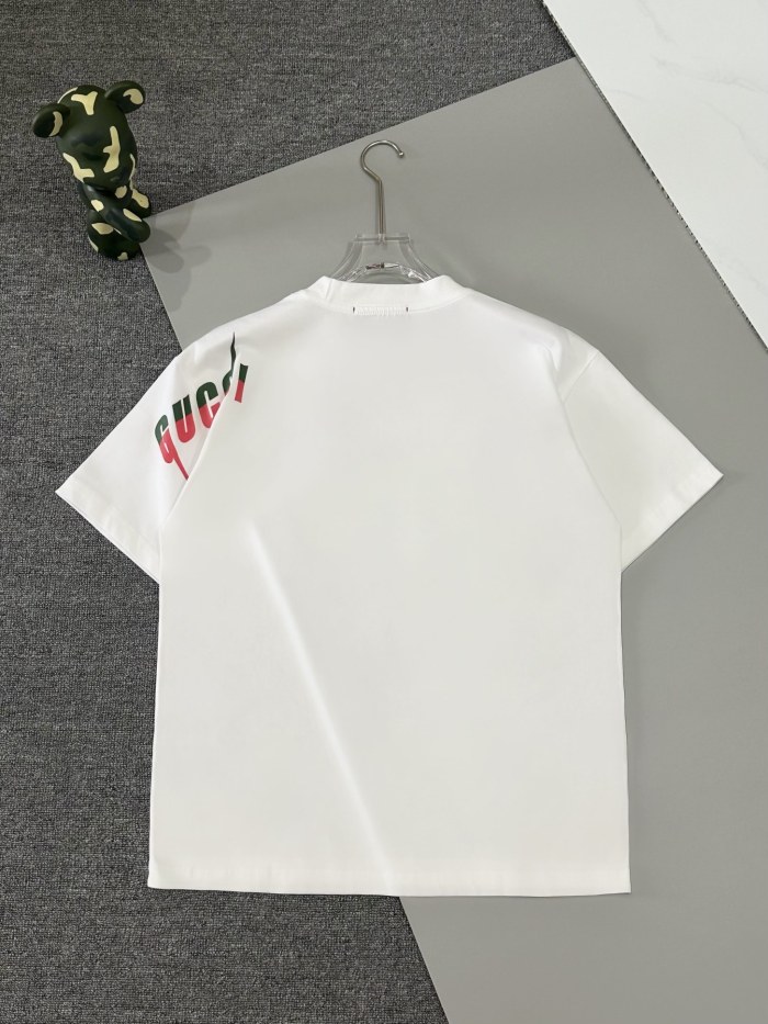 【限定】グッチ 激安通販 の最新トップバージョンの胸の前の厚手版ゴムロゴ工芸Ｔシャツ