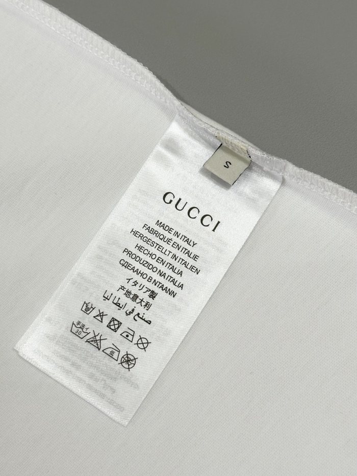 超奇跡の入荷☆ グッチ 偽物通販 の最新トップバージョンの胸の前の厚手版半袖Tシャツ