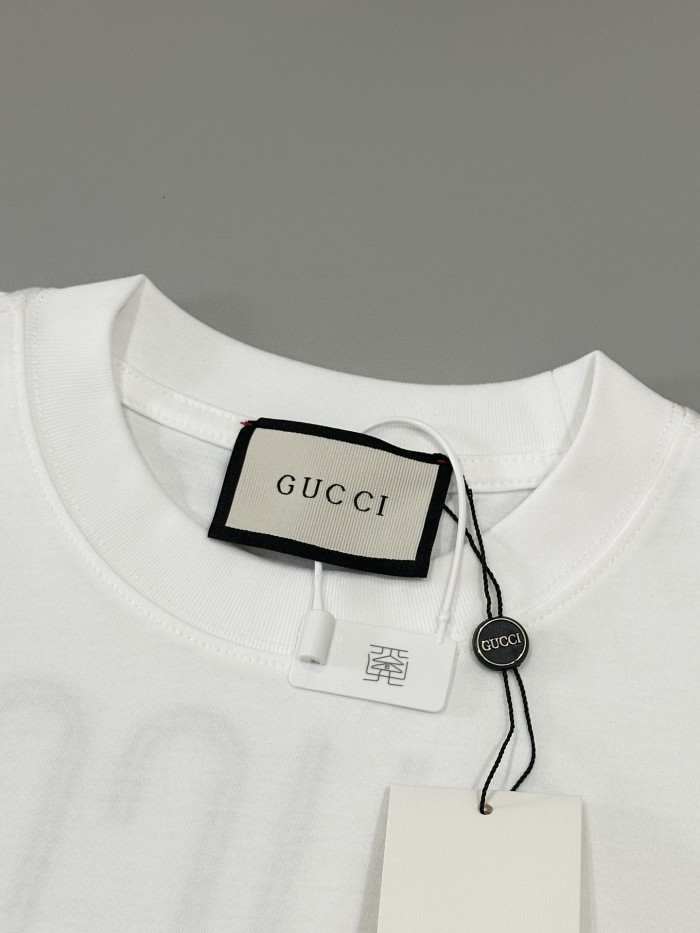 超奇跡の入荷☆ グッチ 偽物通販 の最新トップバージョンの胸の前の厚手版半袖Tシャツ
