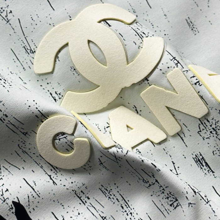 一目惚れ♪ シャネル 偽物通販 大落書き立体ロゴプリントカップルカジュアル半袖Tシャツ