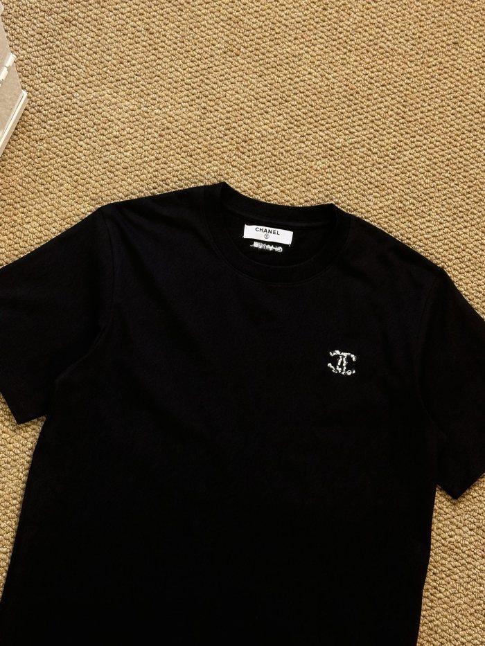 入手困難 シャネル コピーおすすめ 2024半袖Tシャツペアルックロッカーシンクロ2色