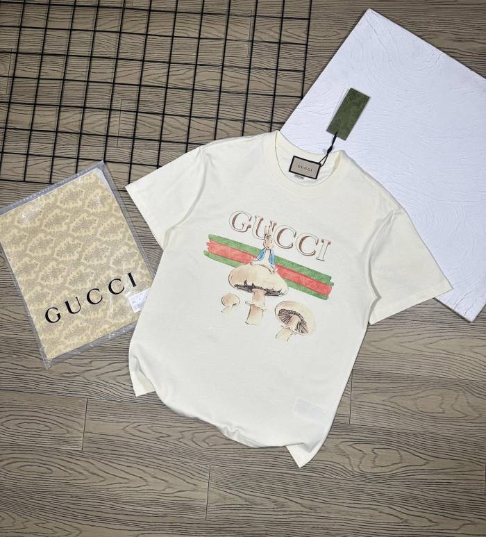 日本未入荷 グッチ スーパーコピー 夏のピーターラビット黒鉛プリントキノコ雲カップルの丸首半袖Tシャツ