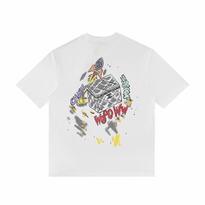 【限定】シャネル n級品 2024ロケットボックスバッグロゴ落書き半袖Tシャツ