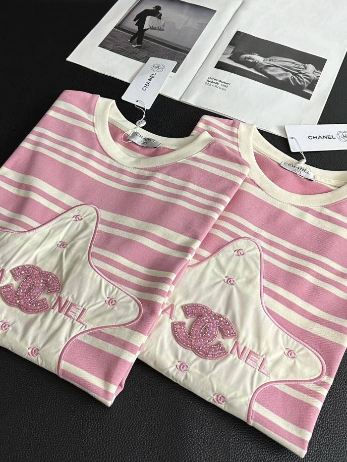 超奇跡の入荷☆ シャネル n級品 刺繍ペンタゴンロゴパウダーホワイトストライプ半袖T