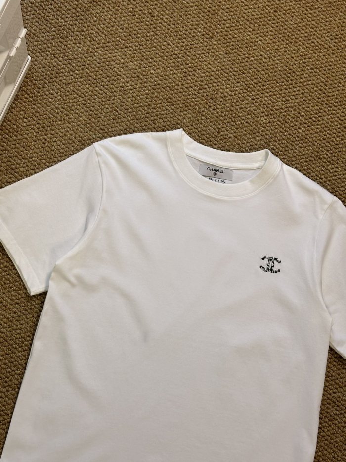 入手困難 シャネル コピーおすすめ 2024半袖Tシャツペアルックロッカーシンクロ2色