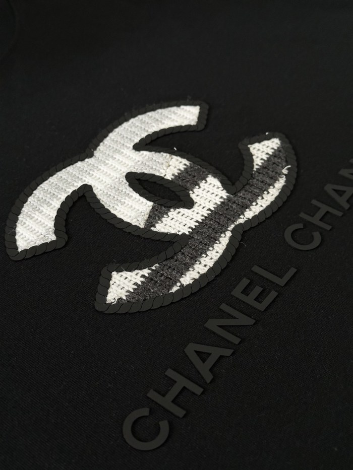 使い勝手良し シャネル n級品 英語LOGOプラス帖毛糸小香マークを用いて丸首半袖Tシャツ