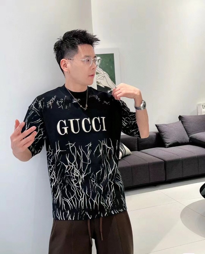 一目惚れ♪ グッチ 激安通販 フルプリントロゴプリント半袖Tシャツ