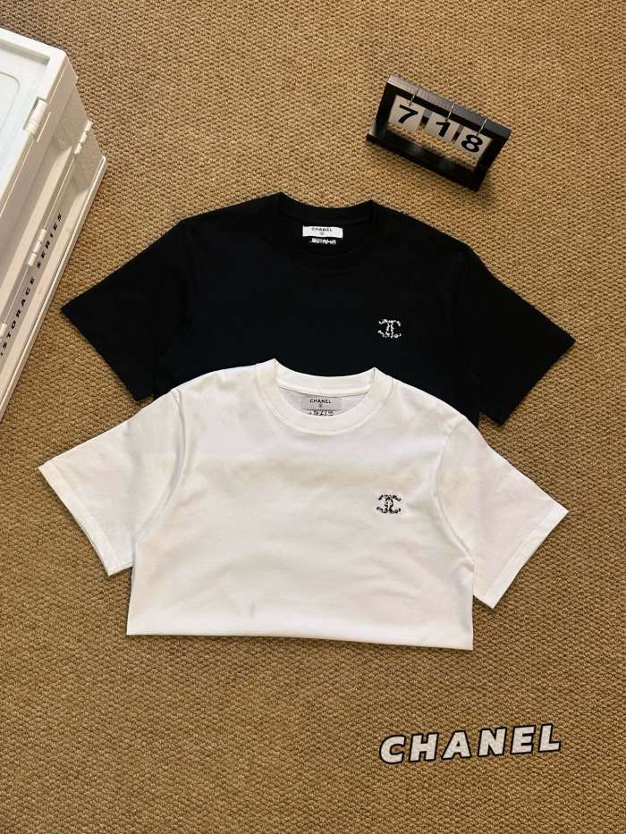 入手困難 シャネル コピーおすすめ 2024半袖Tシャツペアルックロッカーシンクロ2色