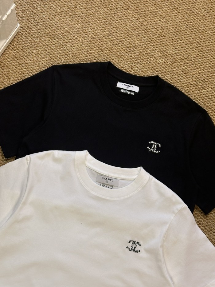 入手困難 シャネル コピーおすすめ 2024半袖Tシャツペアルックロッカーシンクロ2色