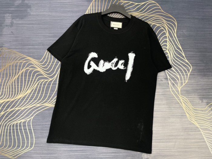 ★超人気 グッチ コピーおすすめ 2024春夏新作イニシャルプリントラウンドネック半袖Tシャツ2色
