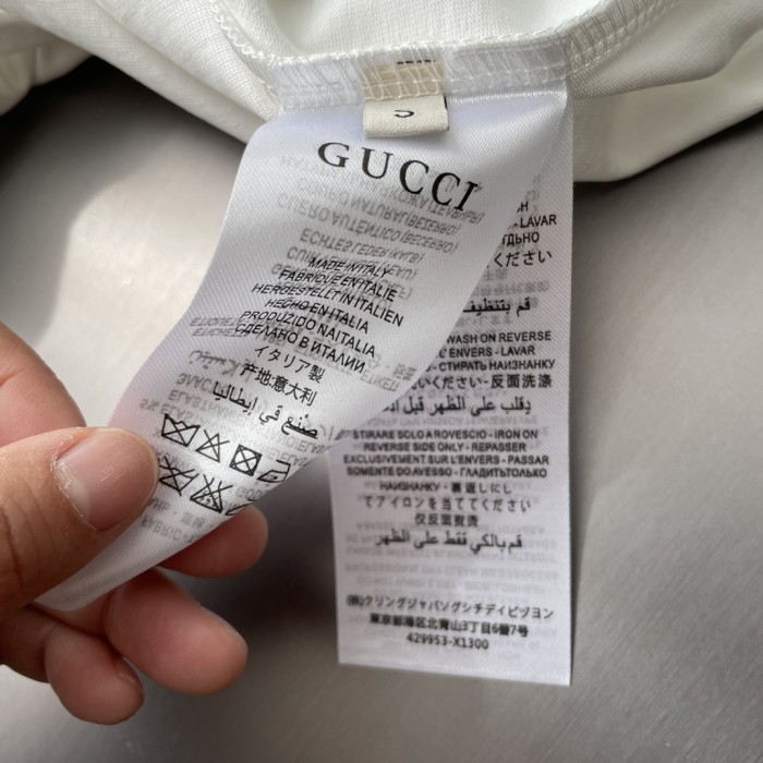【限定】グッチ 激安偽物 新シーズンの新充填立体デジタル刺繍男女同純綿丸首半袖T2色