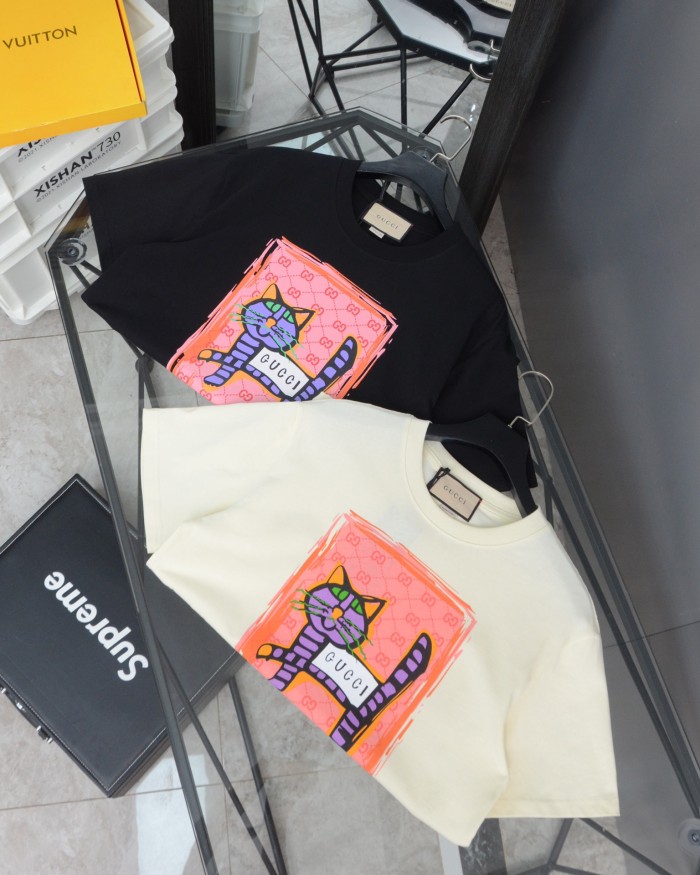 一目惚れ♪ グッチ n級品 アートグラフィティキャットウォークプリントラウンドネック半袖Tシャツ2色