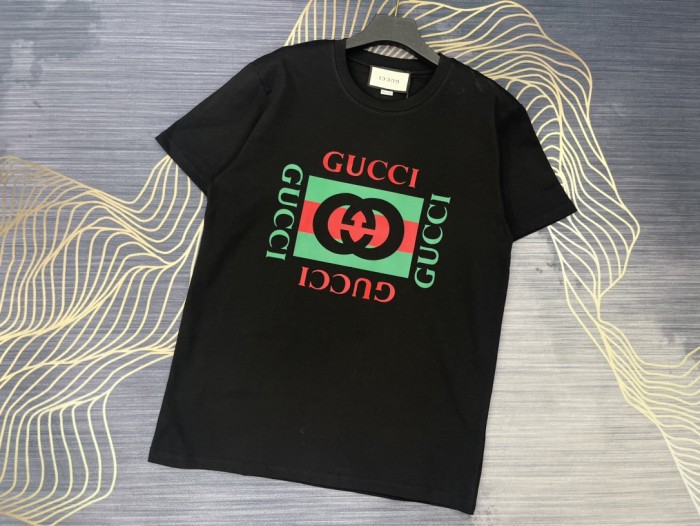★超人気 グッチ コピー 2024春夏新作プリントロゴラウンドネック半袖Tシャツ2色