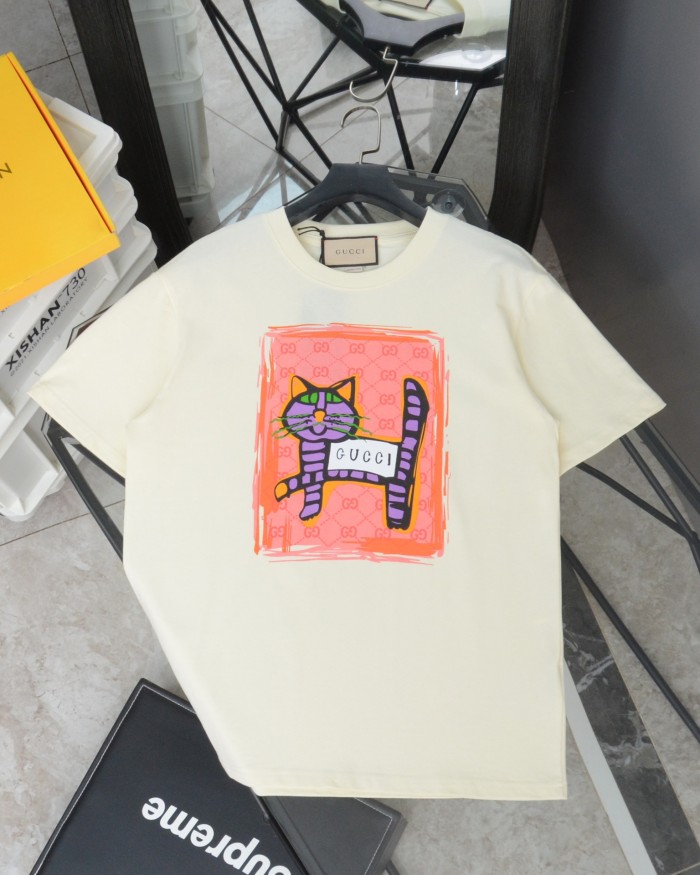 一目惚れ♪ グッチ n級品 アートグラフィティキャットウォークプリントラウンドネック半袖Tシャツ2色