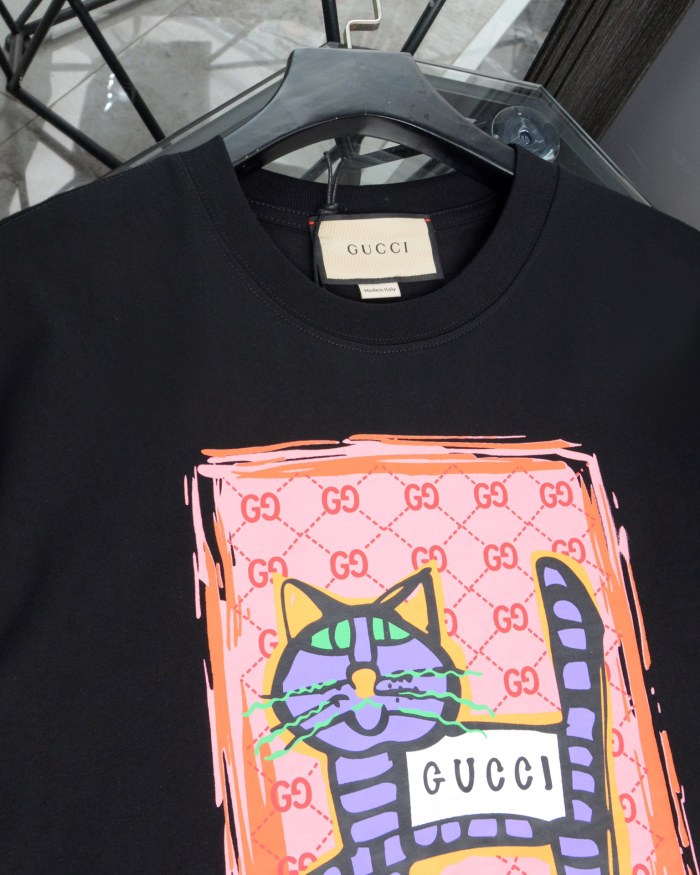 一目惚れ♪ グッチ n級品 アートグラフィティキャットウォークプリントラウンドネック半袖Tシャツ2色
