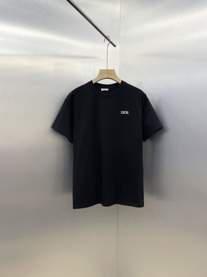 日本未入荷 ディオール コピーおすすめ の胸元にゴールドの小さなロゴ刺繍ラウンドネックの半袖2色