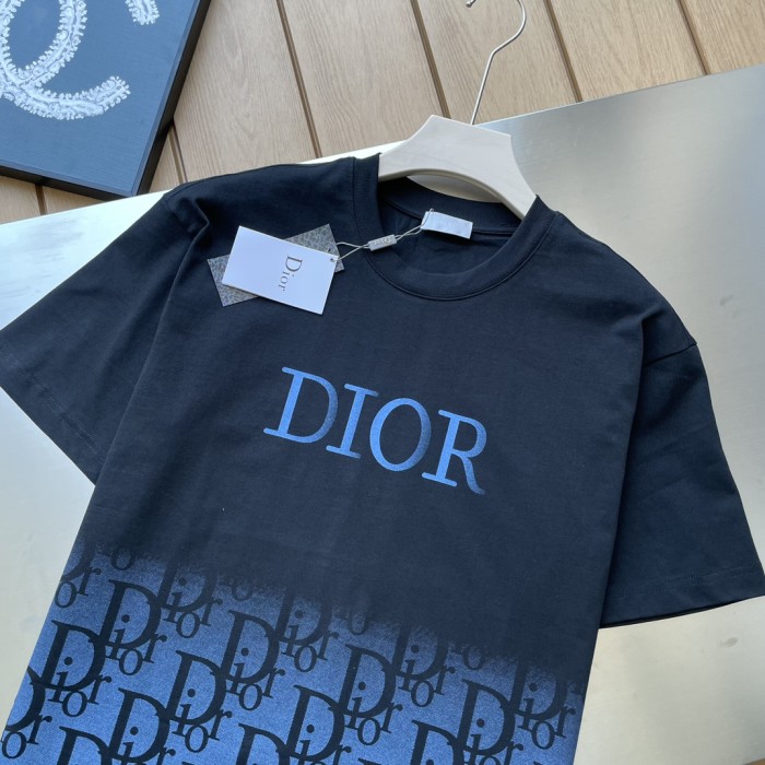 追跡付 ディオール スーパーコピーデジタルプリントグラデーションアルファベットロゴ半袖Tシャツ2色