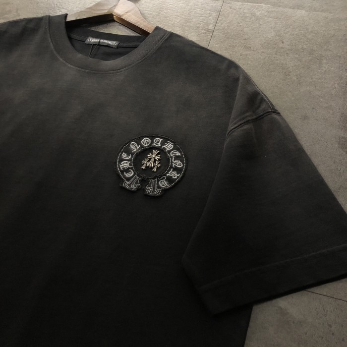 【話題商品！】クロムハーツ 偽物通販 2024新型重工シート刺繍半袖Tシャツ