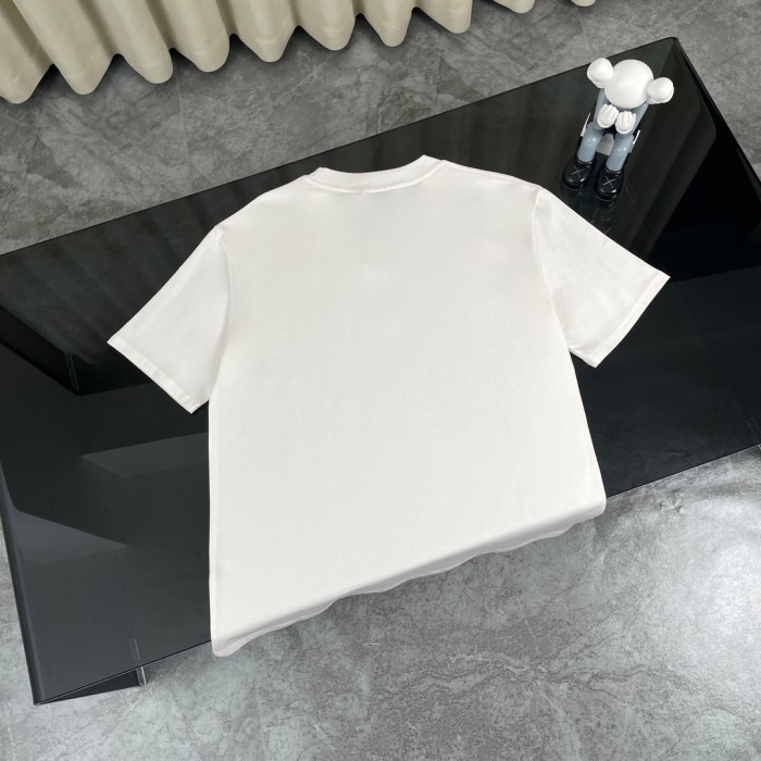 入手困難 ロエベ スーパーコピー 24 ss最新立体クラシックエンボスロゴ半袖Tシャツ