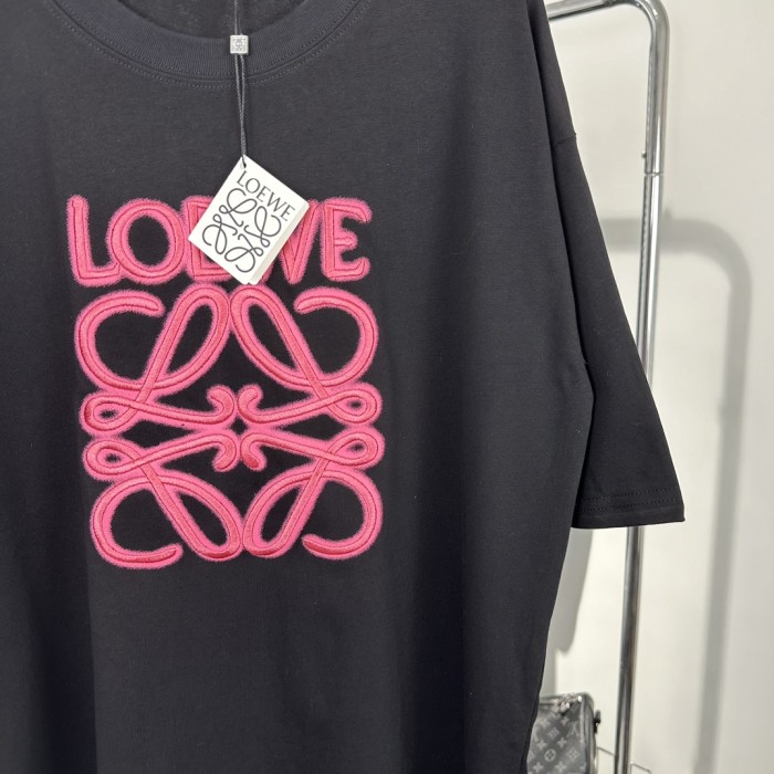 一目惚れ♪ ロエベ コピー カスタムクラシックネオン大ロゴ立体刺繍半袖Tシャツ