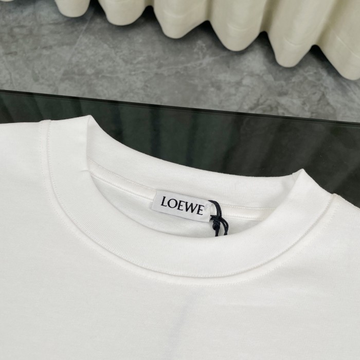 入手困難 ロエベ スーパーコピー 24 ss最新立体クラシックエンボスロゴ半袖Tシャツ