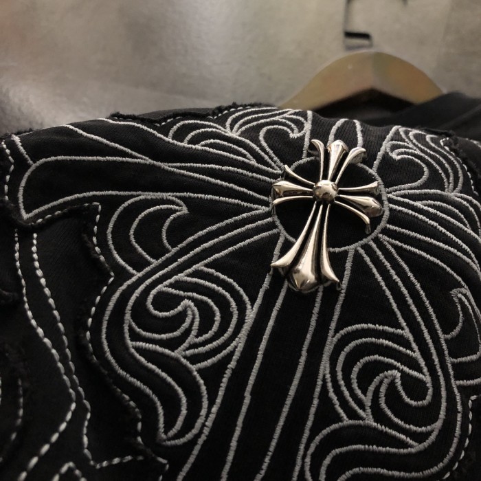 【話題商品！】クロムハーツ 偽物通販 2024新型重工シート刺繍半袖Tシャツ