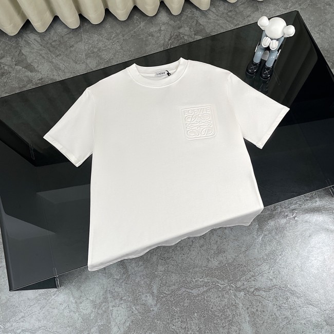 入手困難 ロエベ スーパーコピー 24 ss最新立体クラシックエンボスロゴ半袖Tシャツ