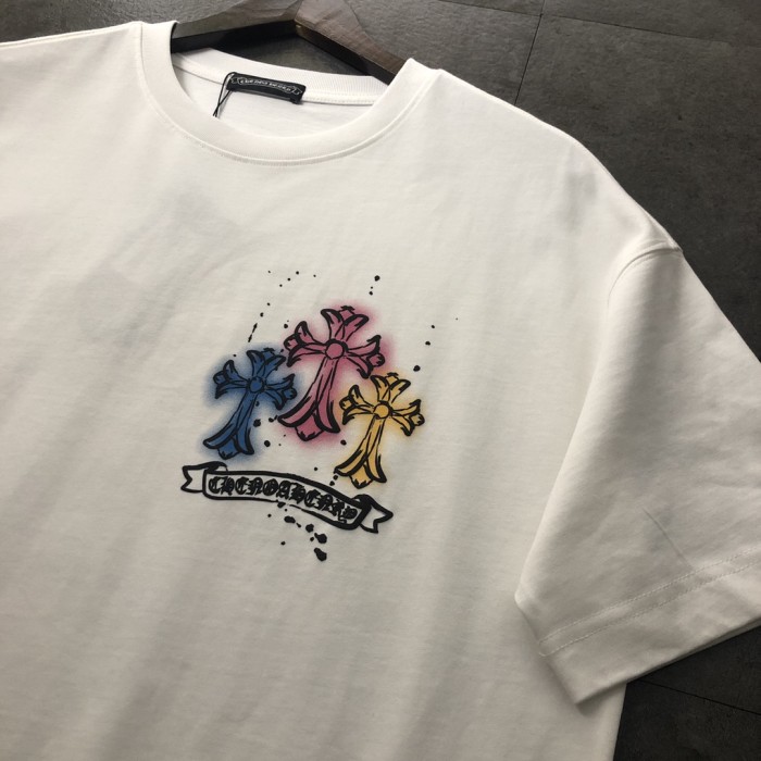 入手困難 クロムハーツ 偽物通販 2024新作手描きプリント半袖Tシャツ