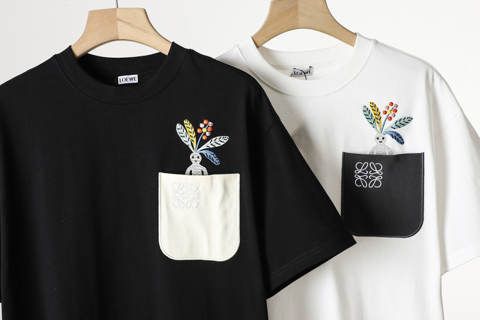 使い勝手良し ロエベ 偽物通販 マンデラ草刺繍ポケットパッチワークロゴ刺繍Tシャツ2色