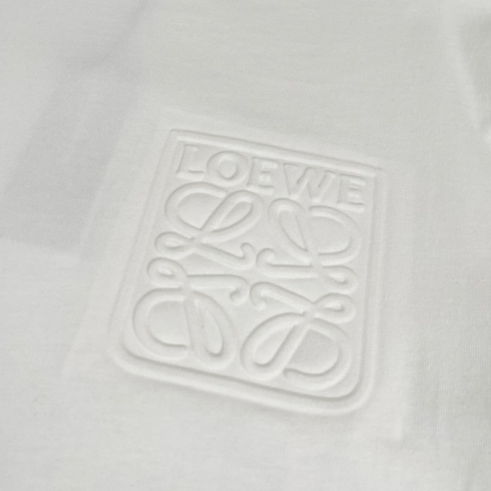 入手困難 ロエベ スーパーコピー 24 ss最新立体クラシックエンボスロゴ半袖Tシャツ