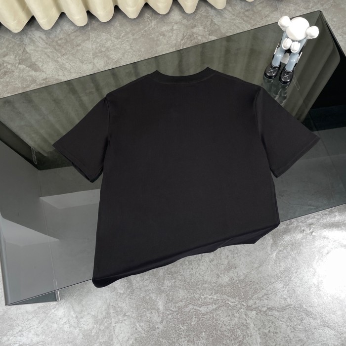 超話題! ロエベ n級品 24 ss最新立体クラシックエンボスロゴ半袖Tシャツ