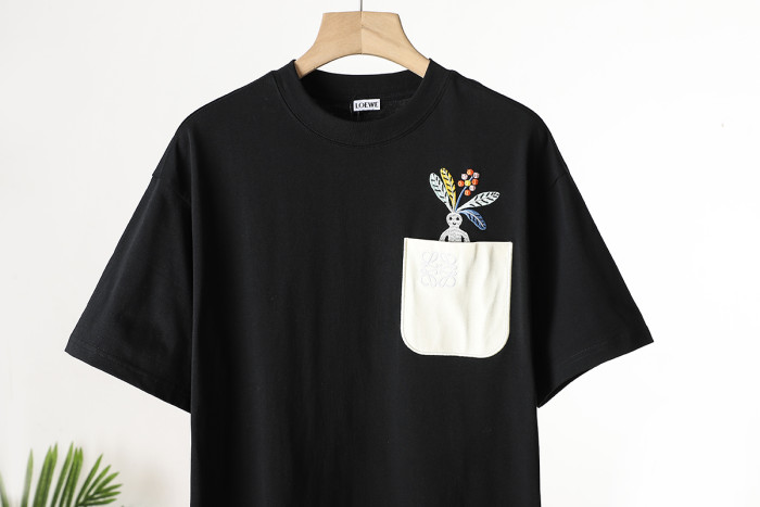使い勝手良し ロエベ 偽物通販 マンデラ草刺繍ポケットパッチワークロゴ刺繍Tシャツ2色