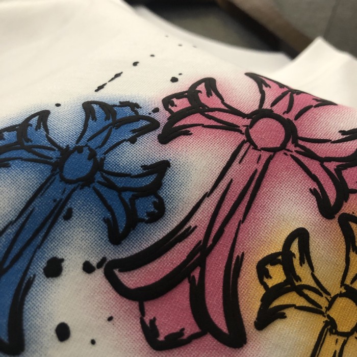 入手困難 クロムハーツ 偽物通販 2024新作手描きプリント半袖Tシャツ