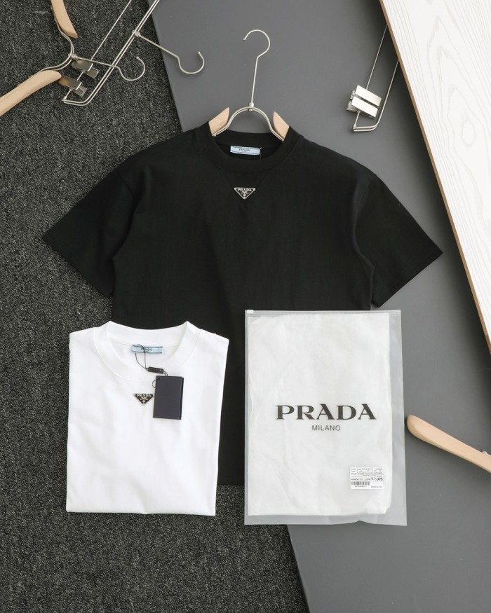★超人気 プラダ コピー 24ss新型胸もと定番鉄ロゴ半袖Tシャツ2色