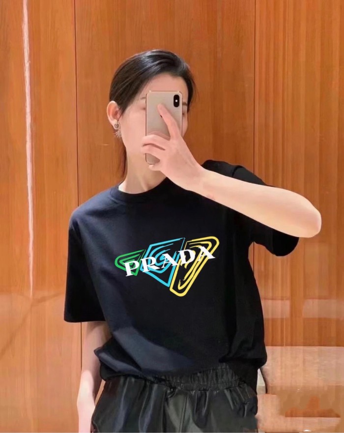 新作 プラダ 激安通販 の胸元ロゴをプリントした肌感カバーラウンドネックTシャツ2色
