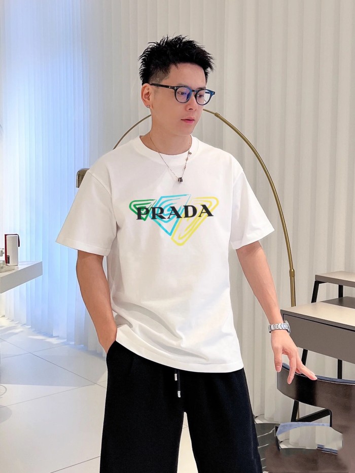 新作 プラダ 激安通販 の胸元ロゴをプリントした肌感カバーラウンドネックTシャツ2色